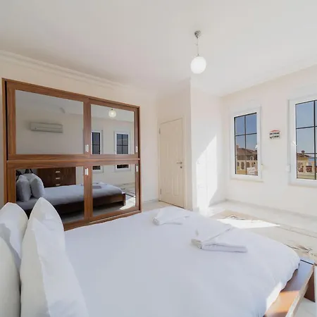 Вилла Astonishing With 3 Shared Pools In Alanya *